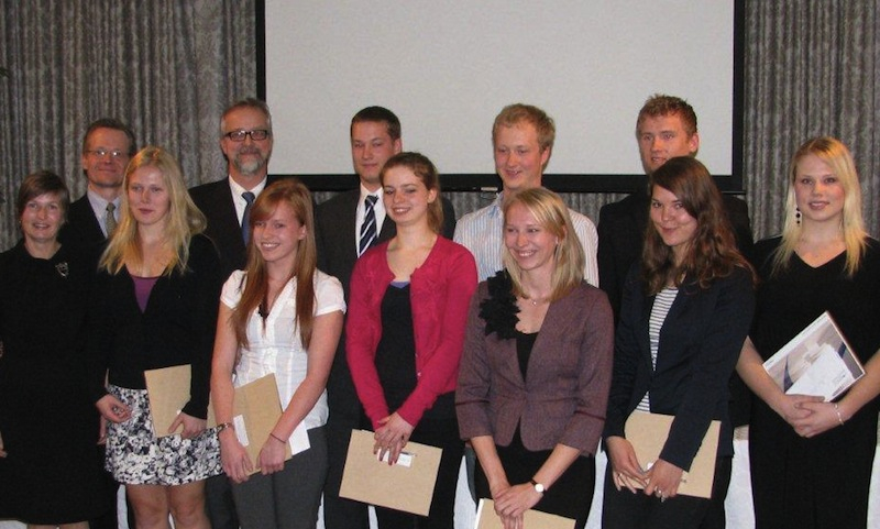 This year’s recipients with members of the credit union board: Front row from the right: Ellen Valter (board member), Tiina Hiis, Kaare Naelapea, Marika Mayfield, Heli Telmet, Heli Vanaselja, Mari Wichman. Back row: Peeter Poolsaar (board member), Mihkel Tombak (board member), Aleks Kivi, Riho Maimets, Markus Põldma. Photo: E. Timmusk.