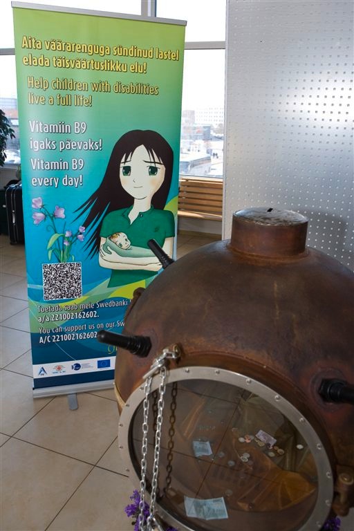 CAPs: Skulptor Mati Karmini kujundatud skulptuur - korjanduskarp VITA MIIN ja Manga tüdruku plakat.