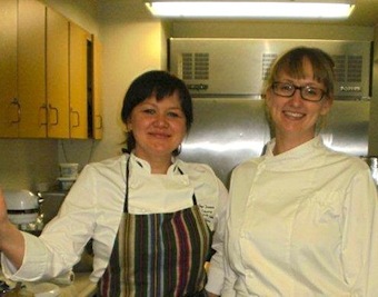 Inga Paenurm (vas.) ja Kristina Lupp Tartu College’i köögis õhtuseks vastuvõtuks valmistumas. Kindlasti valmis nende käe all väga põnevaid roogi… Foto: K. Tensuda
