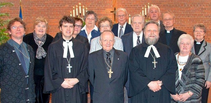 Foto: Avapalvuse järel tehtud pildil esireas vasakult: praost Hannes Aasa, õp. Mikk Leedjärv, piiskop Andres Taul, praost Mart Salumäe, saadik Anne Altosaar. Teises reas vasakult: organist Asta Ballstadt, sekretär Leena Mai Liivet, saadikud Naani Holsmer ja Härnald Toomsalu, assessor praost emeeritus Tiit Tralla, õp Kylliki Pitts. Kolmandas reas vasakult: naisringi juhataja Lehta Greenbaum, saadik Kalju Kaur, Anne Altosaare abikaasa. Foto: Mikk Leedjärv