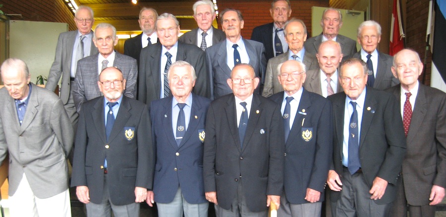 Juubelipeo osalenud lennuväepoisid. Esimene rida: Harry Meindok, Ilmar Wärk, William Mandra, Eerik Purje, Evald Oder, Aado Vaigro, Mart Pedel. Teine rida: Uno Koot, Raimund Rammul, Peeter Lanno, Eero Tamm, Artur Purika, Jaak Iir. Kolmas rida: Arvo Vahtra, Heino Laimets, Heino Kannel, Kaljo Priidik, Rudolf Must. Foto: Erika Jõgi