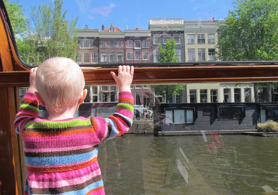 Amsterdam ühe tunniga mööda tema kanaleid on väärt viis linnaga tutvumiseks. Küll on sealsetel 17. sajandi hoonetel palju suuri aknaid pesta! Must kast vee peal (all paremal) on hõljuv elamu, mille rõdul paistab dekoratiivne rohupahmak. Omal ajal, kui linnas oli elamispindade puudus, lubati inimesi kanalite äärde paatmajadesse (algselt pargastele) elama, kuhu toodi vesi, elekter ja gaasiküte. Amsterdami kesklinnas on kokku 2800 ujuvelamut. Foto: Riina Kindlam