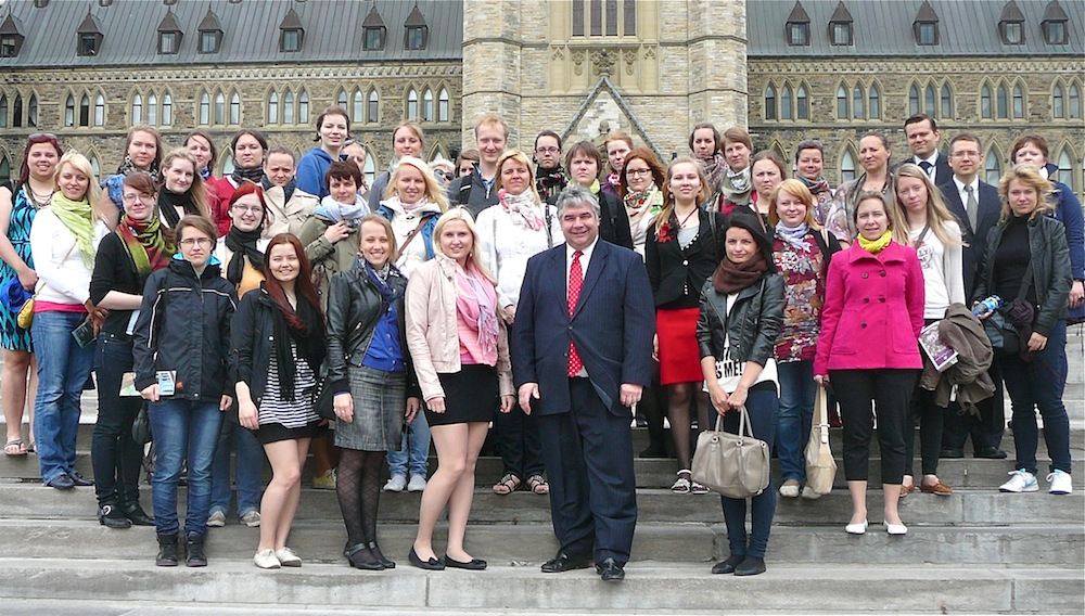 One of the memorable moments in Canada. The morning prior to their concert-performance in Ottawa found the University of Tartu Academic Female Choir on Parliament Hill. After an hour-long visit and walking tour through the halls of democracy with Government House Leader Peter Van Loan, the visiting group gathered in front of Centre Block and the Peace Tower for this rare photo. Front and centre: the Hon Peter Van Loan. Behind the MP (centre left) conductor Triin Koch. In the group are Paul and Kristjan Läänemets, assistants to Mr. Van Loan. Accompanying the choir to Ottawa as administrative staff for tour co-ordinator: musicians from Toronto Kristina Agur and Riho Maimets. Photo: Andres Raudsepp