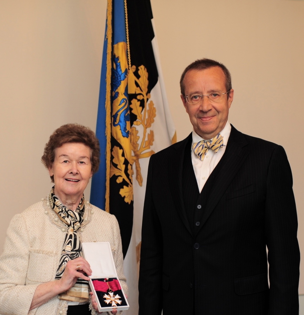 Mare Taagepera (vas) ja president Toomas Hendrik Ilves Foto: Rene Riisalu