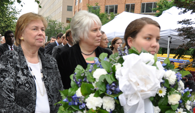 Memoriaali juurde asetasid ka pärja Eesti Suursaadik Ameerika Ühendriikides, Kanadas ja Mehhikos Marina Kaljurand (paremal) ja Eesti Rahvuskomitee Ühendriikides esinaine Marju rink-Abel. Foto: Eesti Suursaatkond Washingtonis