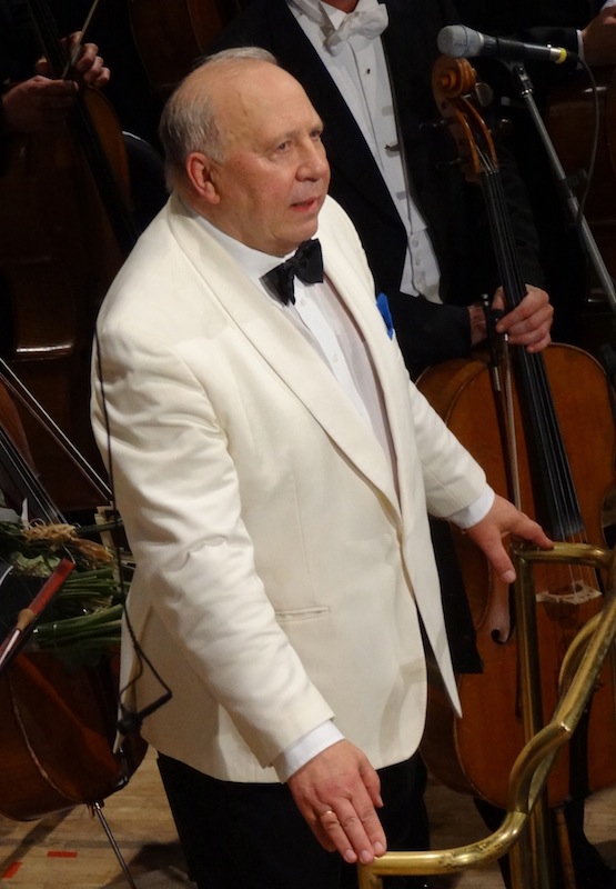 Neeme Järvi pöördumas kuulajaskonna poole.    Foto: Tarmo Anni    