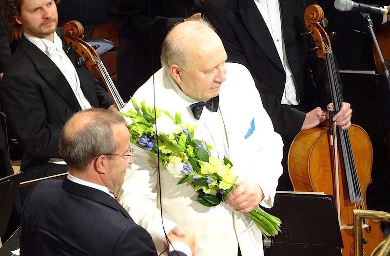 Neeme Järvi juubelikontsert toimus president Toomas Hendrik Ilvese patronaaži all, kes õnnitleb laval juubilari. Foto: Tarmo Anni