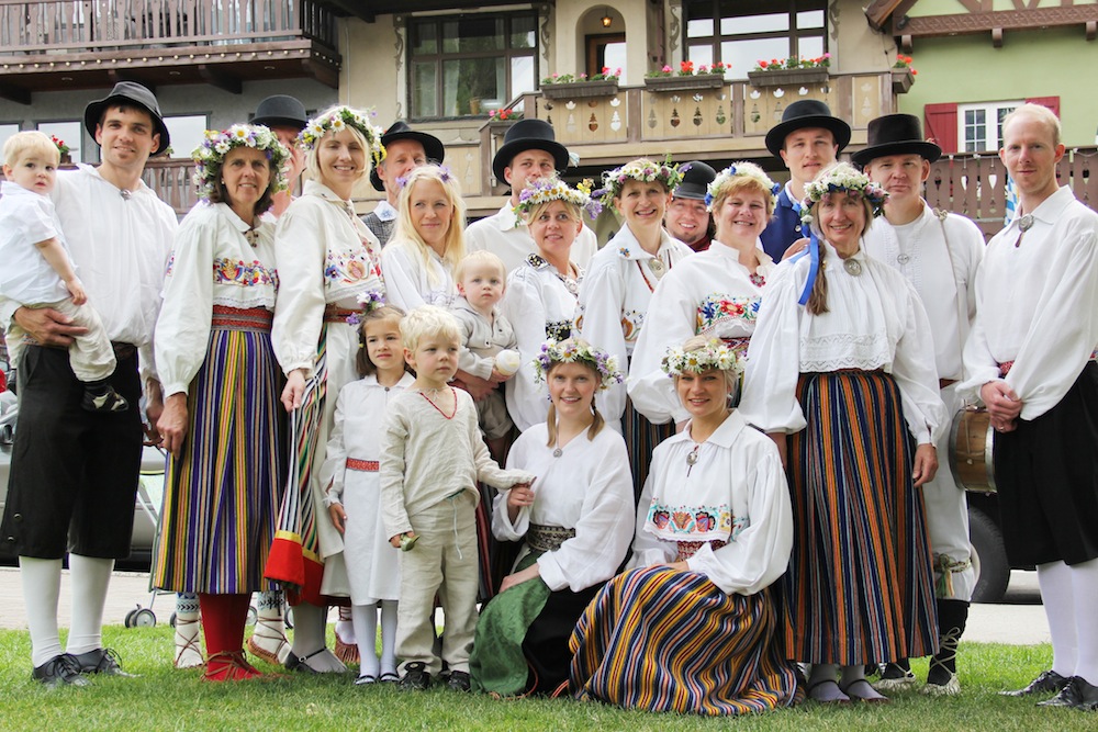 Seattle'i rahvatantsurühm „Tuhandest Tuulest“. Jaanilaupäeval peeti rahvusvaheline rahvatantsu festival Leavenworth Washingtonis, omapärases Bavaaria-stiilis linnakeses Cascade mägedes. Taga (vas): Enno Priidik, Rein Attemann, Dave Moks, Justin Holmes, Marko Oviir ja Arvo Vercamer. Ees seisavad: Nick Meyers lapse Madisega, Karen Guver, Tiina Ritval, rühmajuht Caroli Leiman lapse Alek Herrickiga, Katrine Veanes, Juanita Holmes, Kris Urv-Wong, Ramona Holmes ja Steve Nielsen. Ees: Liisa Slorah, Koit Herrick, Mai Teras ja Merit Oviir. Foto: Paul Guver