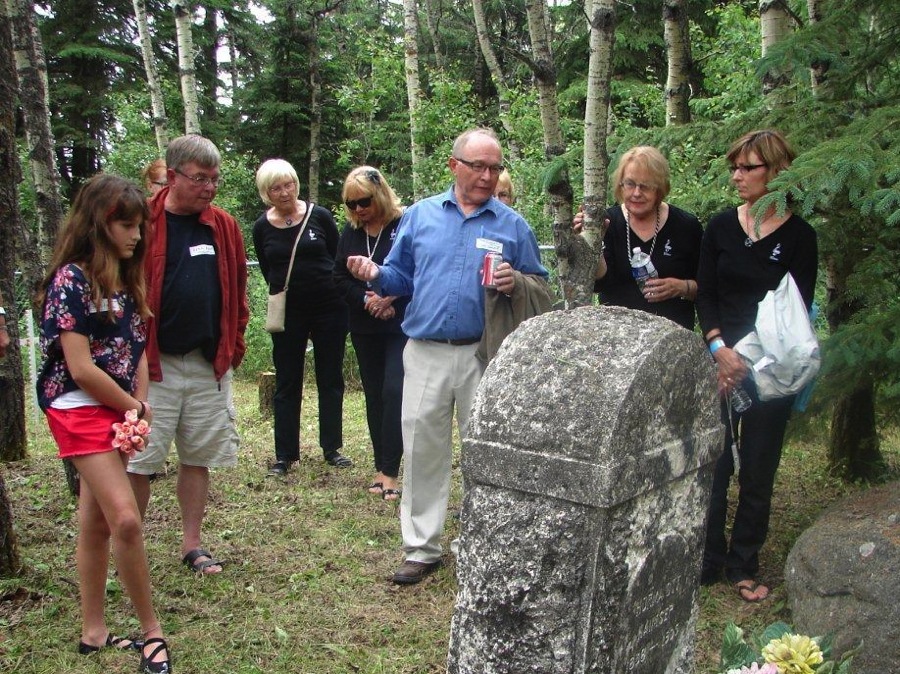 AEHS-i esimees Bob Kingsep (keskel) oma esivanemate haual Gilby kalmistul koos lauljatega Torontost. Foto: Eda Oja