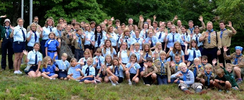 ESGMK „Vahtrametsa“ malevalaagri noored ja juhid tervitavad Anton Õunapuu väljakult Kotkajärvel. Foto: skm. Enno Agur