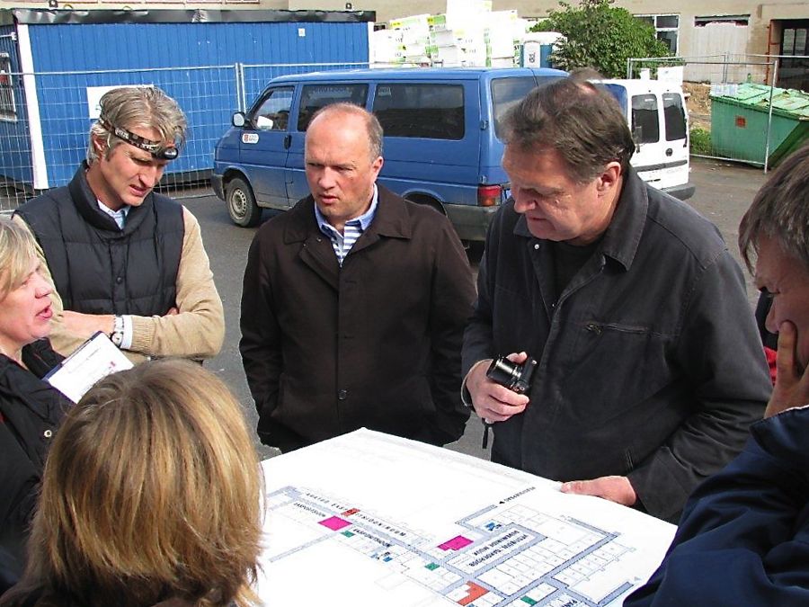 Konverentsist osavõtjad tutvuvad Eesti NSV valitsuse varjendi plaaniga. Vasakult: Helle Solnask, Erik Broberg, Karl Kleve, Johannes Bach Rasmussen, Robert Treufeldt. Foto: Peep Pillak