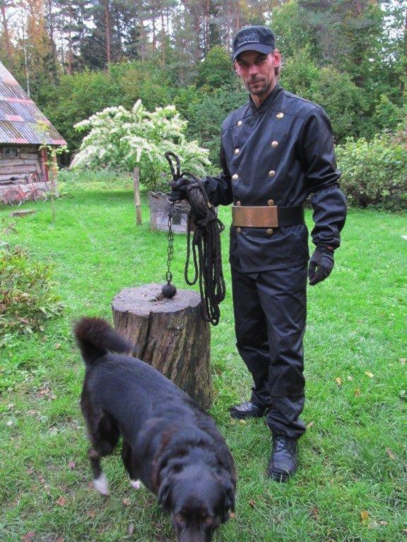 Korstnapühkija Andi Vaha „linnast“ (s.t. Kuressaarest) on algselt Karjast pärit mees, kes neil päevil Leisi valla katuseid ja soemüüre pidi käib. Fotol on tal käes korstnaluud, mille katusel keti otsas oleva pommi abil korstnasse laseb. Olime tema kohaletulekust nii ärevuses, et unustasime tema kuueesist nööpi hõõruda. See toob ju õnne. Foto: Riina Kindlam