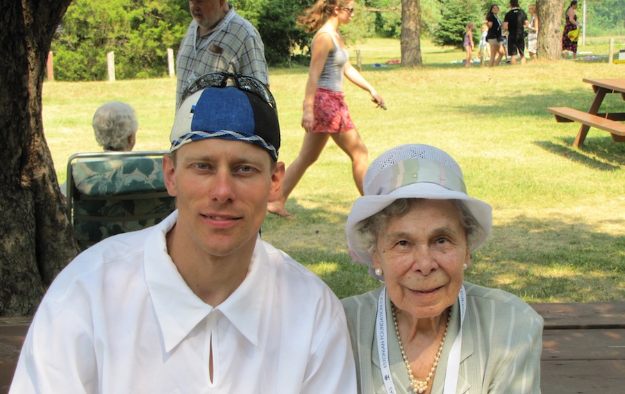 Lauri Birkan koos oma vanatädi Elfriede Luhsega Jõekääru juubelipidustustel. Tänu temale kuuliski ta üldse Jõekääru laagrist. Foto erakogust