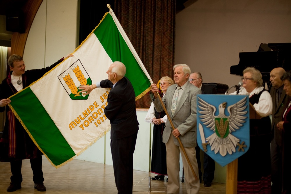 Mulkide Seltsi lipp rändas Eestisse. Foto: Kerly Ilves