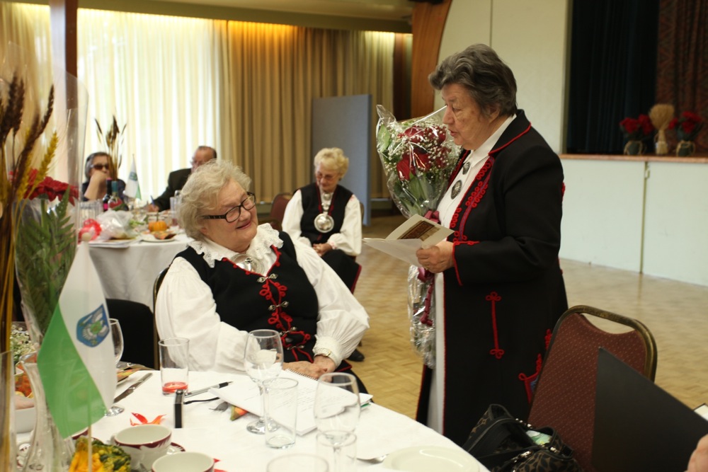 Tänulilled sünnipäevalapsele Mulkide Seltsi vanemale Helju Salumetsale annab üle Saima Varangu. Foto: Kerly Ilves