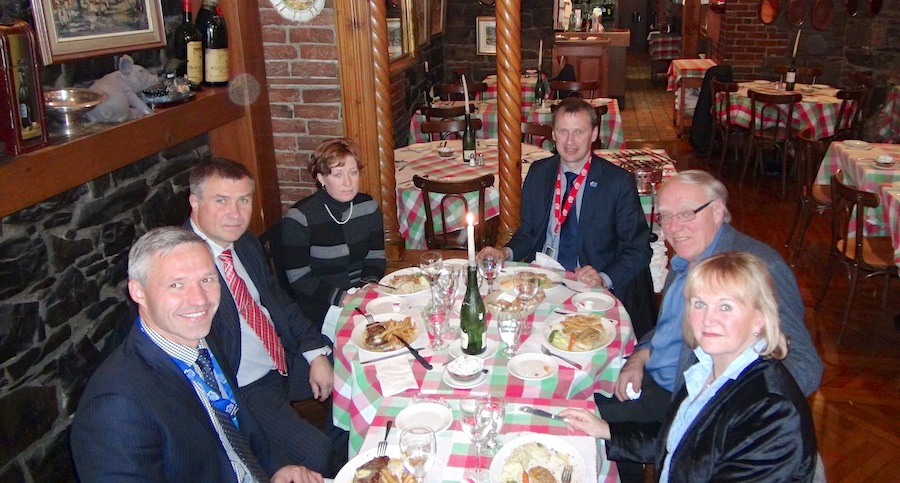 Four delegates from Estonia, from left, Erki Nool, Tõnis Kõiv, Riina Otsep, Jaan Ounapuu, met the only Quebec City residents of Estonian citizenship, Valdur Pille, and his wife Nelly Audet. Photo: Valdur Pille