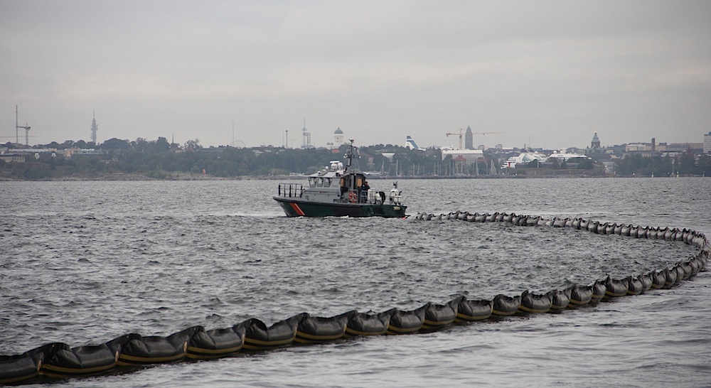 Soomlaste „Merikarhu“ asetamas naftatõrjepoomi. Foto: Aino Siebert