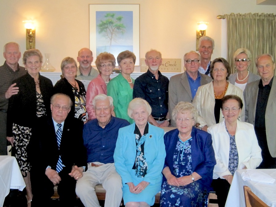 Osa „Kodukiriku“ juhatuse liikmeid ja kaastöölisi „Kodukiriku“ 50. a juubeli tähistamisel Vancouveris. Ees (vas.): praegune Kodukiriku president pastor Erich Tõkke, toimetaja pastor Endel Meiusi ja Mairy Meiusi, laekur Erli Lepik, Aime (Mägi) Stunder. Taga: Wayne ja Lia (Vähejaus) Craven, Annika (Proos), Don Koch, Mai Tõkke, Rose ja Sven Söderlund, Peter ja Lehti Jääger, Heino ja pr. Nõmm, Walter Stunder. (Pildilt puuduvad juhatuse liikmed Ruth Lige ja Matti Kink).