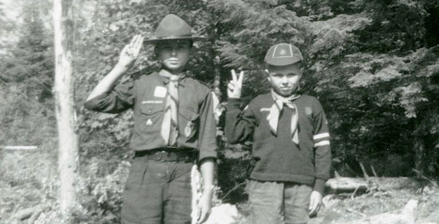 Kitcheneri Põhjamaa Poegade skaut ja hundu Enno ja Arno Agur Maailmalaagris Kotkajärvel 1962.a.