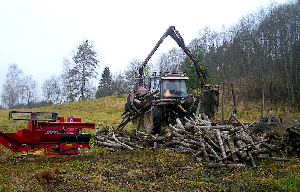 Puudelõhkumine Klõbi talu õuel. Talvepuud Viido kuuris päeva lõpul. Foto: Viido Polikarpus