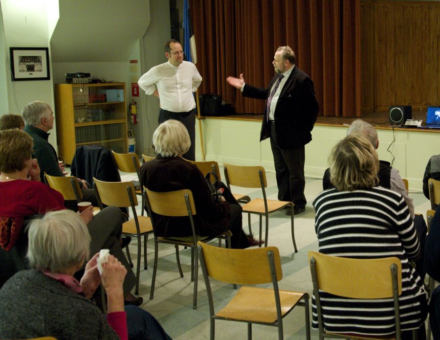 Peetri koguduse õpetaja praost Mart Salumäe tutvustab külalist Eestist dr Ove Sanderit. Foto: Peeter Põldre