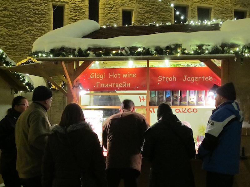 One word, any word... Alas, there is not a single word of Estonian to be seen on this particular booth at Tallinn's jõuluturg (Christmas market). Thankfully this is not the norm, although merchants do cater to a lot of tourists this time of year. HÕÕGVEIN in the Estonian for "glögi" (Finnish), "hot wine" (i.e. mulled wine) and the Russian seen on the left window. Stroh is a brand of strong spiced rum from Austria, which is often added to black tea to make Jäger- or Jagertee, seen on the right window. This continues to be a busy booth at Raekoja plats (Town Hall Square) where temperatures dipped to -20°C in the week before Christmas. Photo by Riina Kindlam