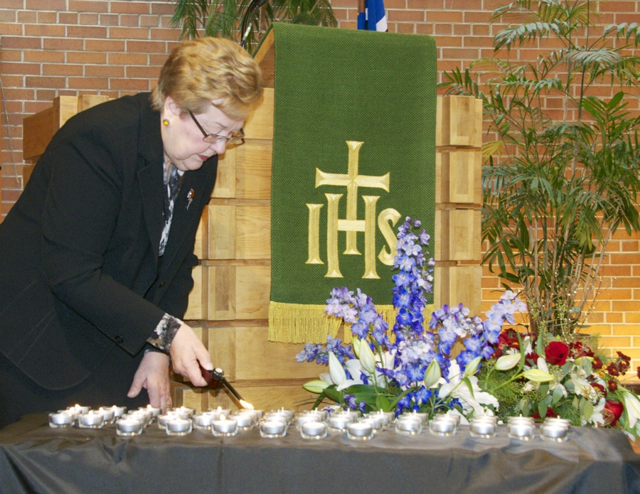 Naani Holsmer süütas 51 küünalt aasta jooksul lahkunud koguduseliikmete mälestuseks. Foto: Peeter Põldre