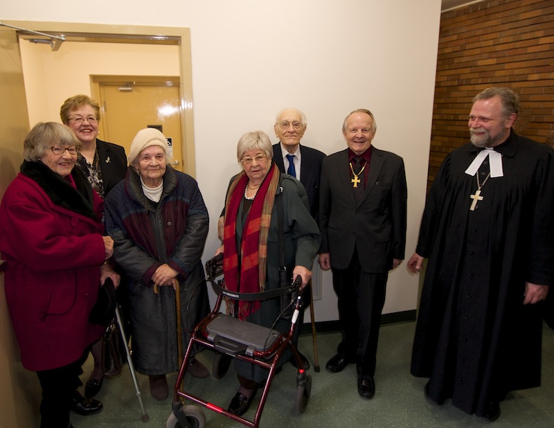 Pildil vasakult: Adele Reitav, juhatuse esimees Naani Holsmer, Nelly Lind, Hilde Hermann, Roman Toi, piiskop Andres Taul ja praost Mart Salumäe. Foto: Peeter Põldre