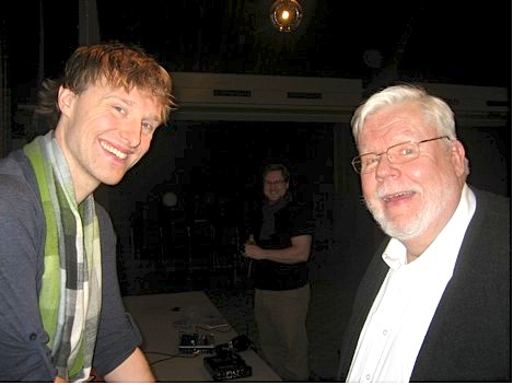 "Kojuigatsus" CD salvestamisel Toronto Eesti majas 28. jaanuaril 2013. Vasakul tenor Stephen Bell, keskel helitehnik, paremal klaverisaatja Charles Kipper.