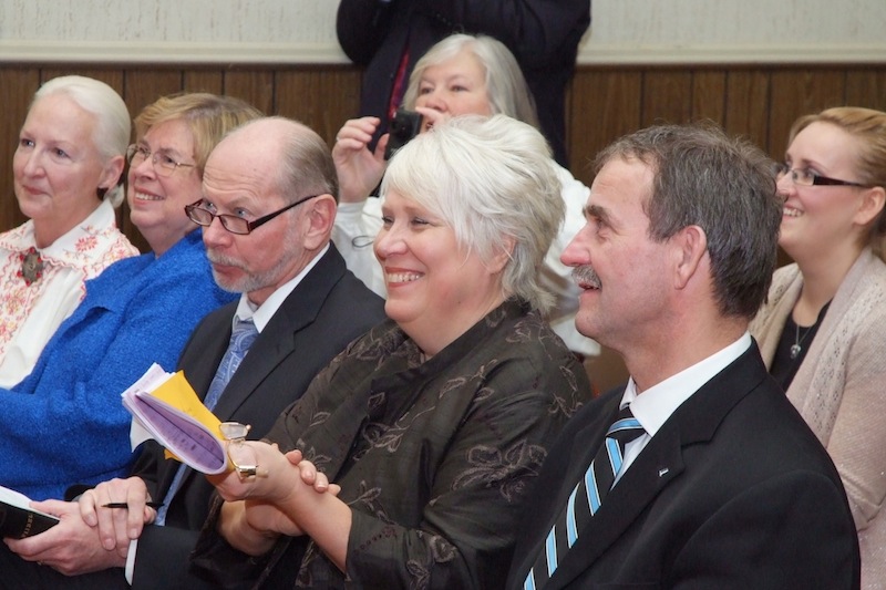 Eeskava naudivad (vas) Mare Saar, Marju Rink-Abel, Agu Ets, Eesti Suursaadik USAs, Kanadas ja Mehhikos Marina Kaljurand, Kalle Kaljurand. Teises reas Anne Sarapik, Kaisa Kaljurand. Foto: Peter Alunans