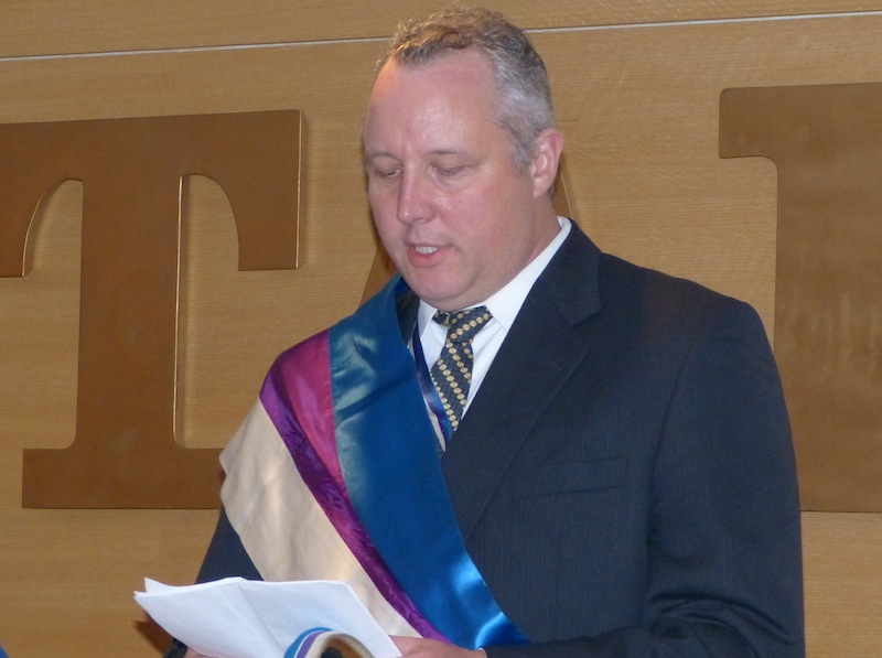 Fotol EKLi esimehe kohusetäitja presideerivast korporatsioonist, korp! Sakala subsenior b!vil! David Hogg, kes oma avasõnas tervitab kõiki kohalolijaid. Foto: Andres Raudsepp