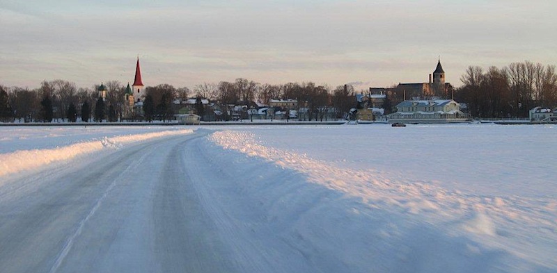 Lähenedes loojangukumas Haapsalule mööda jääteed üle Tagalahe Noarootsi poolsaarelt 17. märtsi õhtul. Vasakul on Jaani kiriku punane tornikiiver. Selle kõrval kaks madalamat rohelist tornikiivrit kuuluvad õigeusu Maria-Magdaleena kirikule. Paremal paistab piiskopilinnuse torn ja selle all kuursaal. Foto: Riina Kindlam