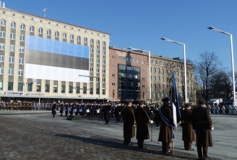 Juuresolev foto on võetud Eesti Vabariigi 95. aastapäeval Tallinnas Vabaduse platsil Kaitseväe paraadi ajal, mil üht platsiga piirnevaist hoonetest kaunistas hiigelsuur trikoloor, mis sobiks sinna ka emakeele päevaks, mil samuti heisatakse majadele meile armsad sinimustvalged. Foto: Ülo Isberg