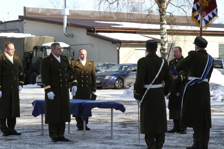 Fotol vasakult: Luurepataljoni ülem kol-ltn Kaupo Rosin, Kaitseväe juhataja kmjr Riho Terras, pataljoni veebel, liputoimkond ja vanemkaplan mjr Gustav Kutsar.