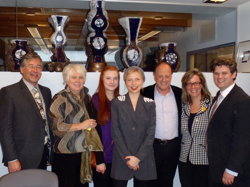 Aukonsul Harry Jaako, suursaadik Marina Kaljurand, Liis Kalda, Kristel Saan, Emily Carr’i president dr. Ron Burnett, Emily Carr’I nõukogu esimees Evaleen Jääger Roy, Emily Carr’i asepresident Broek Bosma.