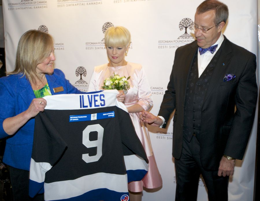 Eesti Sihtkapitali Kanadas juhatuse esinaine annab president Ilvesele üle temanimelise Kanada eestlaste hokisärgi. Foto: Peeter Põldre