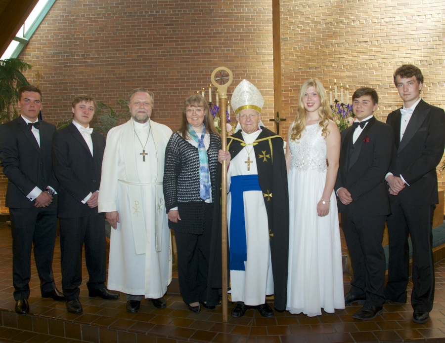 Leerilapsed koos piiskop dr. Andres Tauli, praost Mart Salumäe ja organist Ene Salumäega - foto: Peeter Põldre