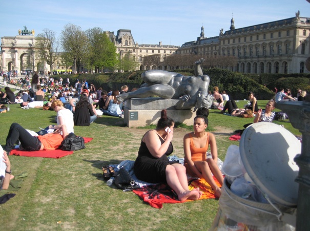 Pariislased selle aasta esimest tõeliselt sooja ilma nautimas Louvre’i muuseumi ees. Foto: Peeter Järvelaid