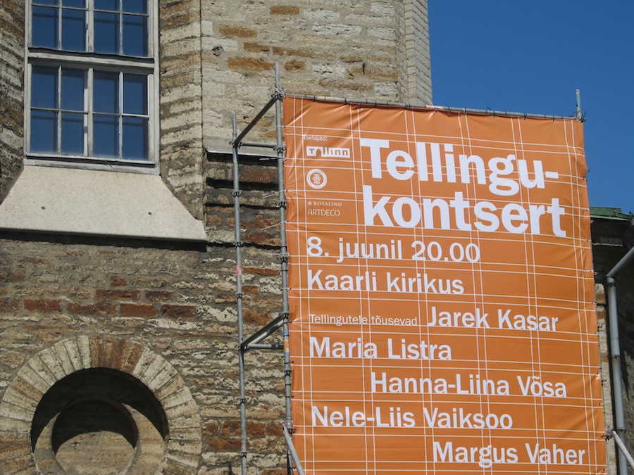 This ad for the upcoming Tellingukontsert was seen alongside Kaarli kirik (church) in Tallinn. TELLIMA means to order, yet this is not a made-to-order concert on demand. That would be TELLIMUSKONTSERT. The structure supporting the banner is a clue. Photo by Riina Kindlam