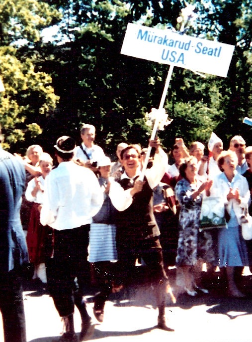 1990 Tallinnas peetud laulupeo rongkäigus osalesid tantsijad Seattle’i rahvatantsu rühmast. Silti „Mürakarud Seatl, USA“ kannab Arved Plaks (Alabamast).  Foto: Iri Luts 