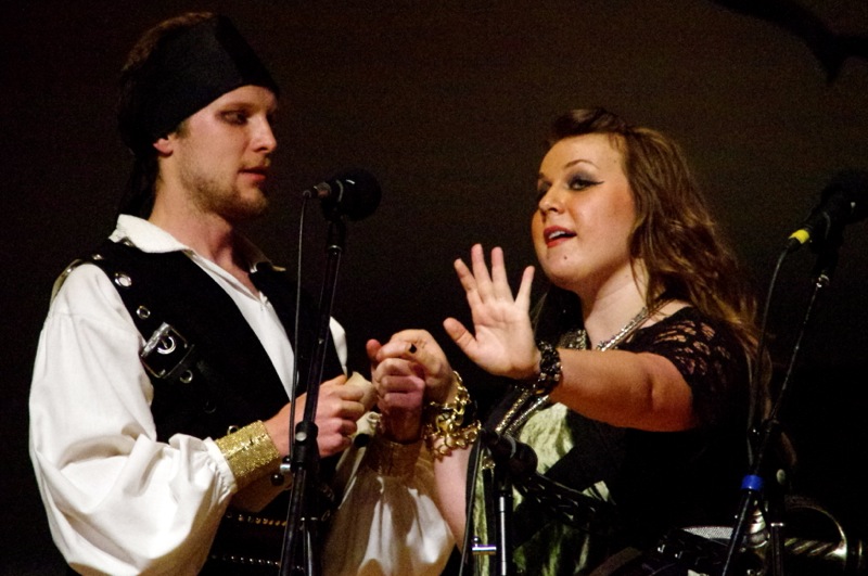 Kapten Raudjala tütar Kaja (Alexandra Wilbiks) ja tema kallim (Roland Campbell) esitamas duetina vendade Gibbide tuntud lugu Islands In The Stream . Foto: Eesti Elu