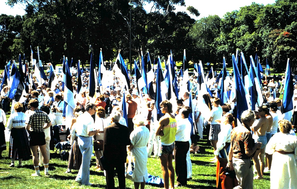 Sinimustvalgete lippude meri Austraalia Estol toimunud rongkäigul.