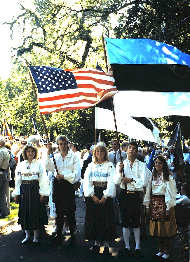 Ameerika noored rongkäigule minemas.