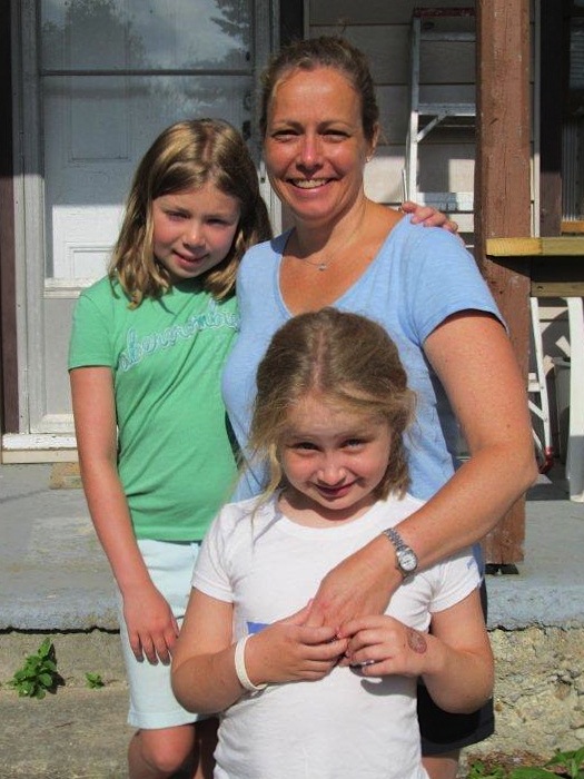 Ellen Müürsepp ja tema tütred Maiki ja Annike, kes osalesid teiste Connecticuti eesti kooli noortega Lääneranniku Eesti Päevade laulu- ja rahvatantsupeol. Laulupeol juhtis koore teiste seas tüdrukute tädi Ingrid Silm. Antud hetk on tabatud Jõekäärul, kus pere oli esimesel nädalal aktiivselt rakkes; ema köögiabilisena. Foto: Riina Kindlam