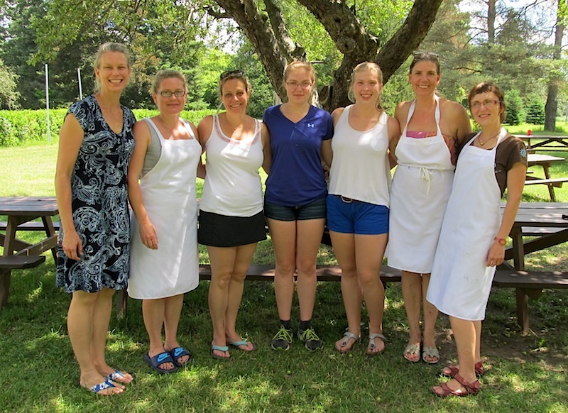 The friendly and TÖÖKAS (hard-working) kitchen staff of week 1 at Jõekääru. From the left are Monika (Wallner) Dumbrille from Montréal, Linda (Varve) Perry from North Bay, Ellen (Silm) Müürsepp from Connecticut, Kaili Kald, Brielle Migur and head chef Ülle Veltmann from Toronto and Riina Kindlam from Tallinn. Missing is local helper Krista Tamm. Foto: Merit Vahtra from Chicago