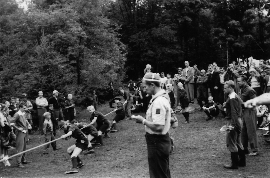 All-laagritel olid vägevad väravad, aga peavärav oli eriti kaunis suure VIBUKAAREGA JA TUNGALNOOLEGA.