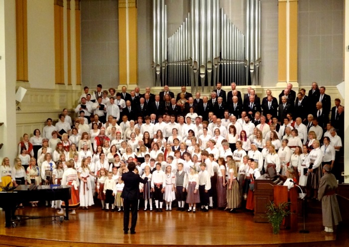 Singing together at the recent San Francisco LEP-ESTO 2013 Song Festival. Conducting the joint choir is Jaan Ots from Estonia. Photo by Estonian Life