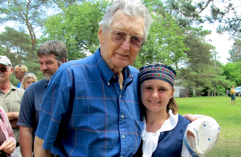 Paavo Loosberg uhkusest pakatava poja kasutütre Lilyga Jõekääru perepäeva lõunasöögisabas. Foto: Riina Kindlam