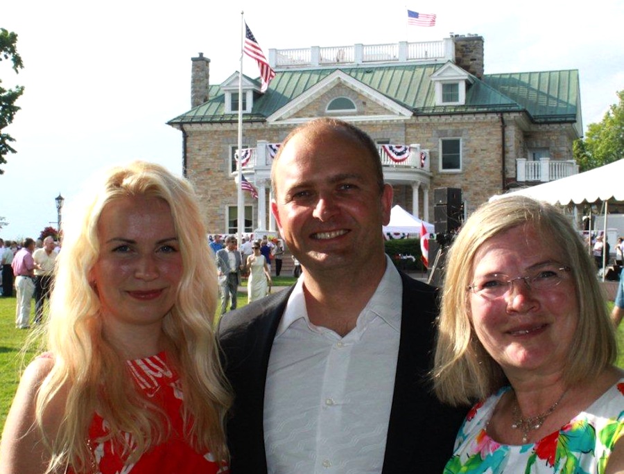Riho Kruuv koos abikaasa Kristinega ja intervjueerija Ülle Baumiga Ameerika Ühendriikide suursaadiku residentsis 4. juulil Ameerika Ühendriikide Iseseisvuspäeva tähistamisel. Foto: erakogust