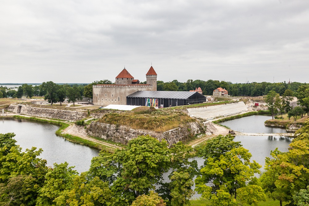 Vaade Kuressaare lossile, selle ümbrusele ja hiigelsuurele ooperipäevade telgile. Foto: Gunnar Laak